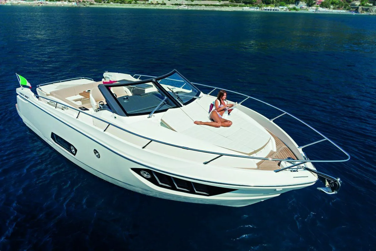 Absolute Yachts 40 STL 2015 boat specs