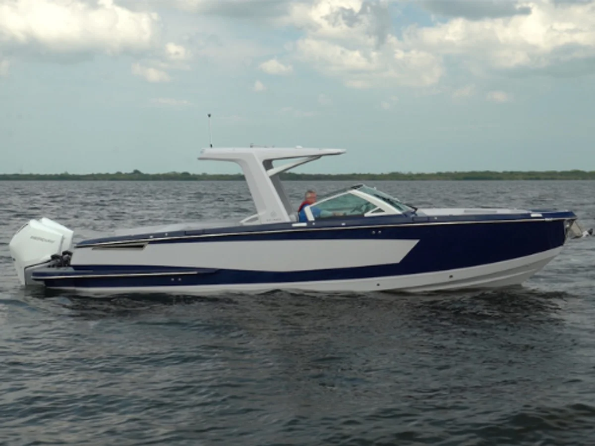 Aviara AV32 Outboard 2022 boat specs