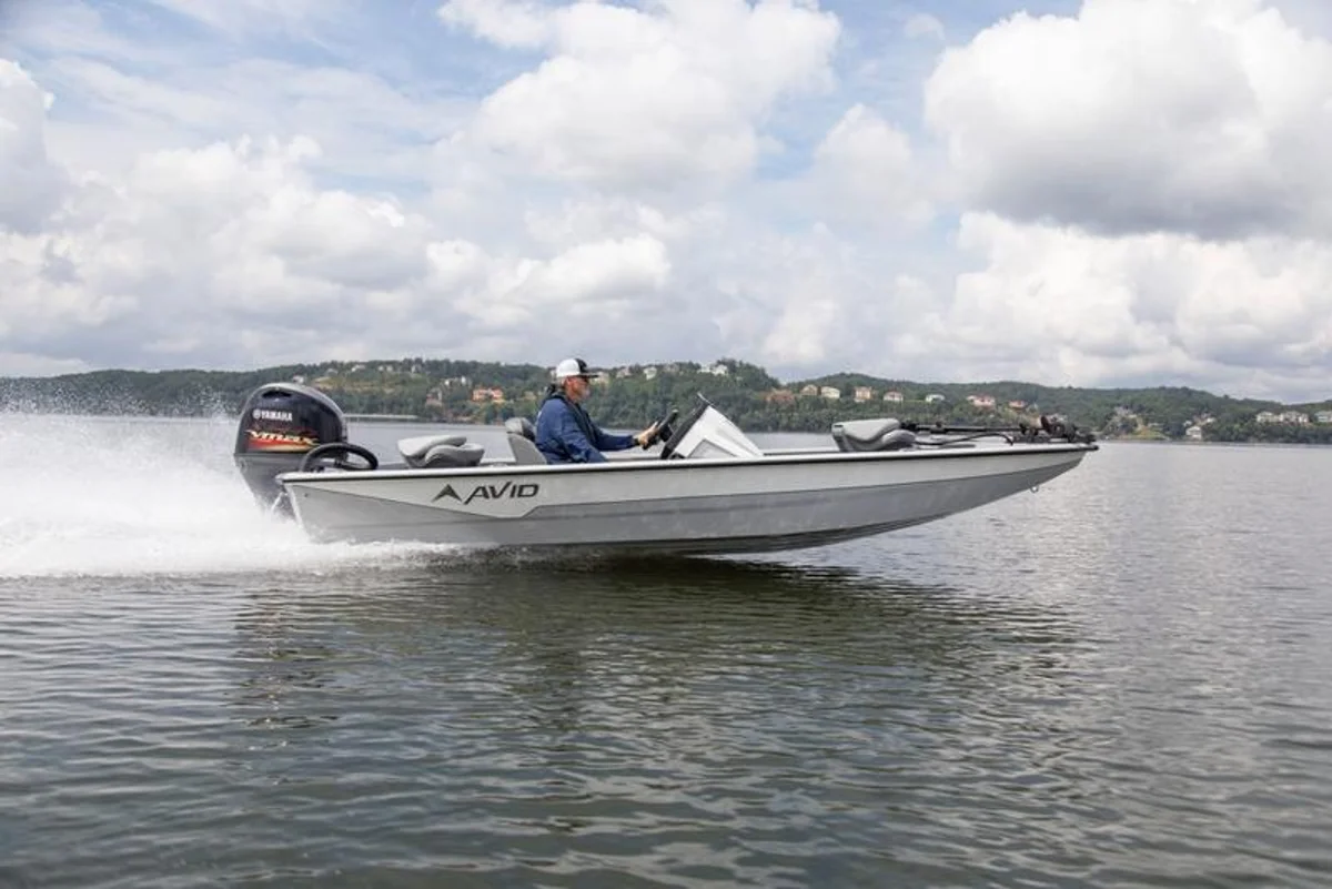 18 XB Boat Specs