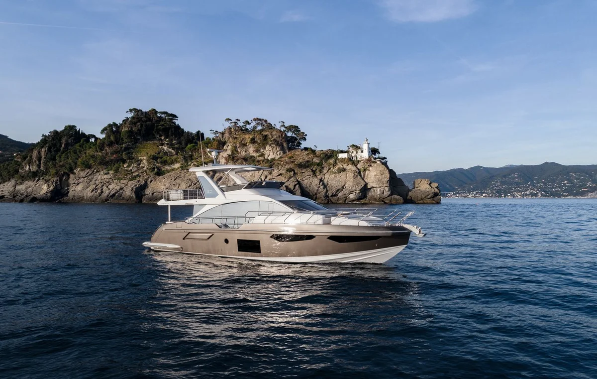 Azimut Yachts 62 Fly 2009 boat specs