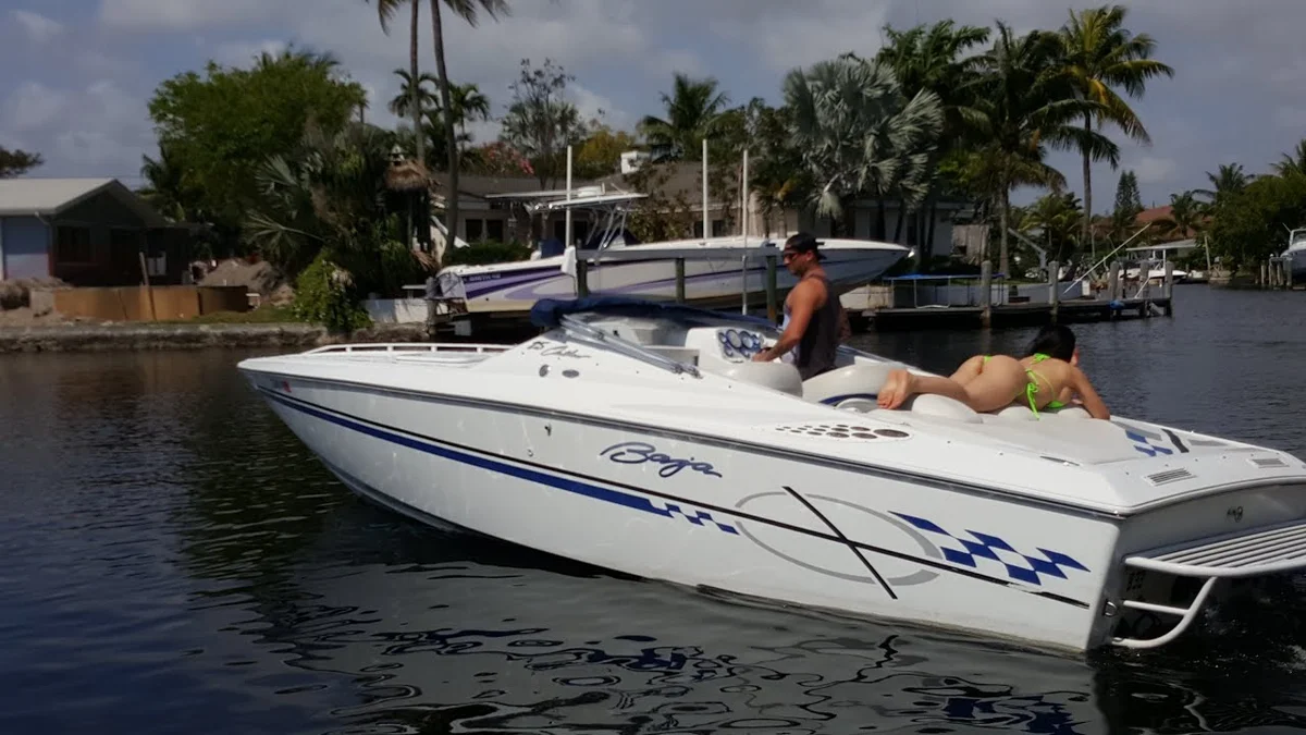 Baja 25 Outlaw 2002 boat specs
