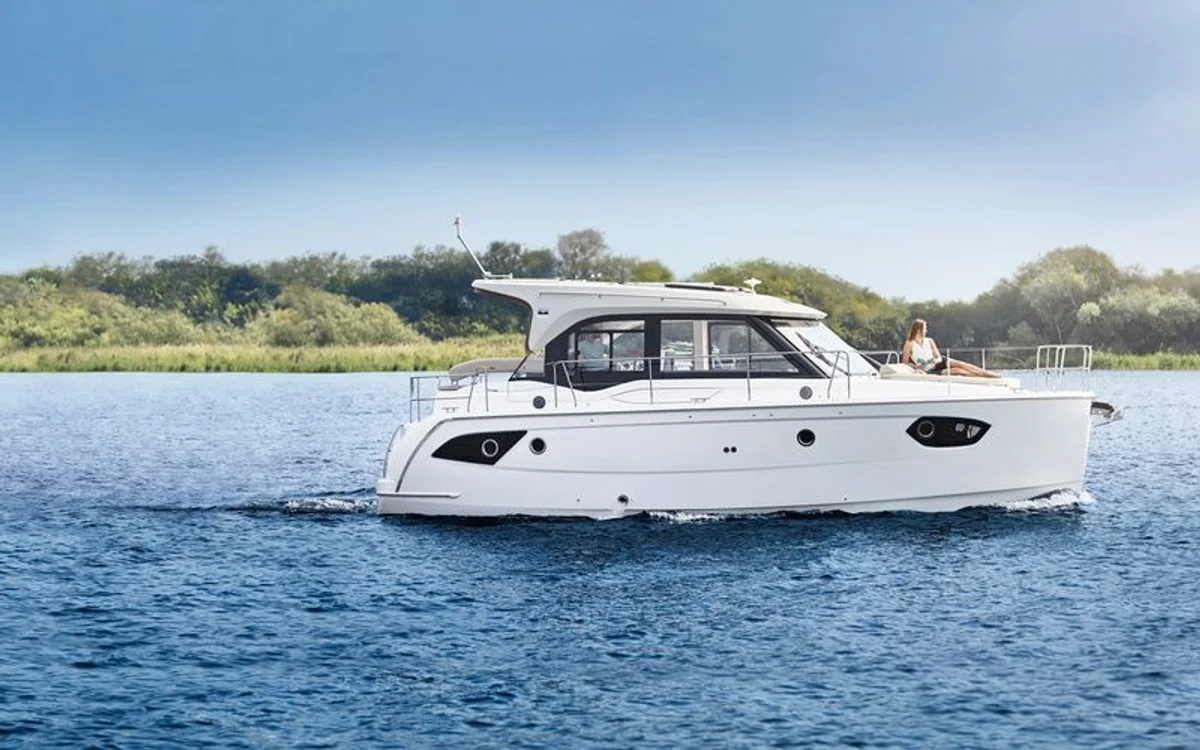 Bavaria Yachts E34 Fly 2017 boat specs