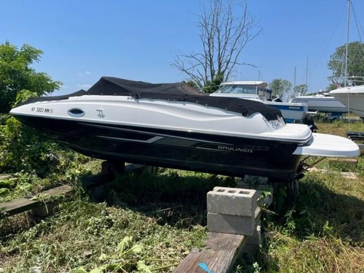 Bayliner 215 Deck Boat 2016 boat specs