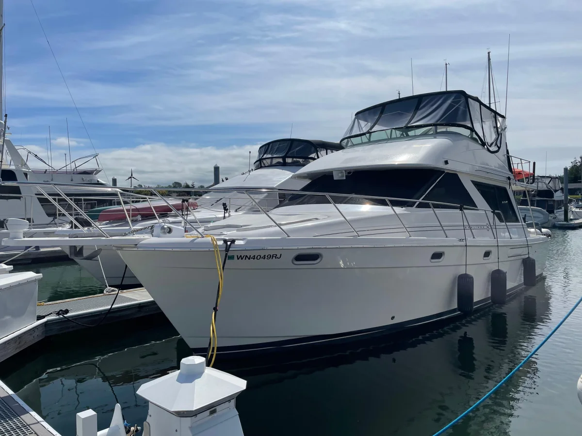 Bayliner 3988 Command Bridge 1996 boat specs