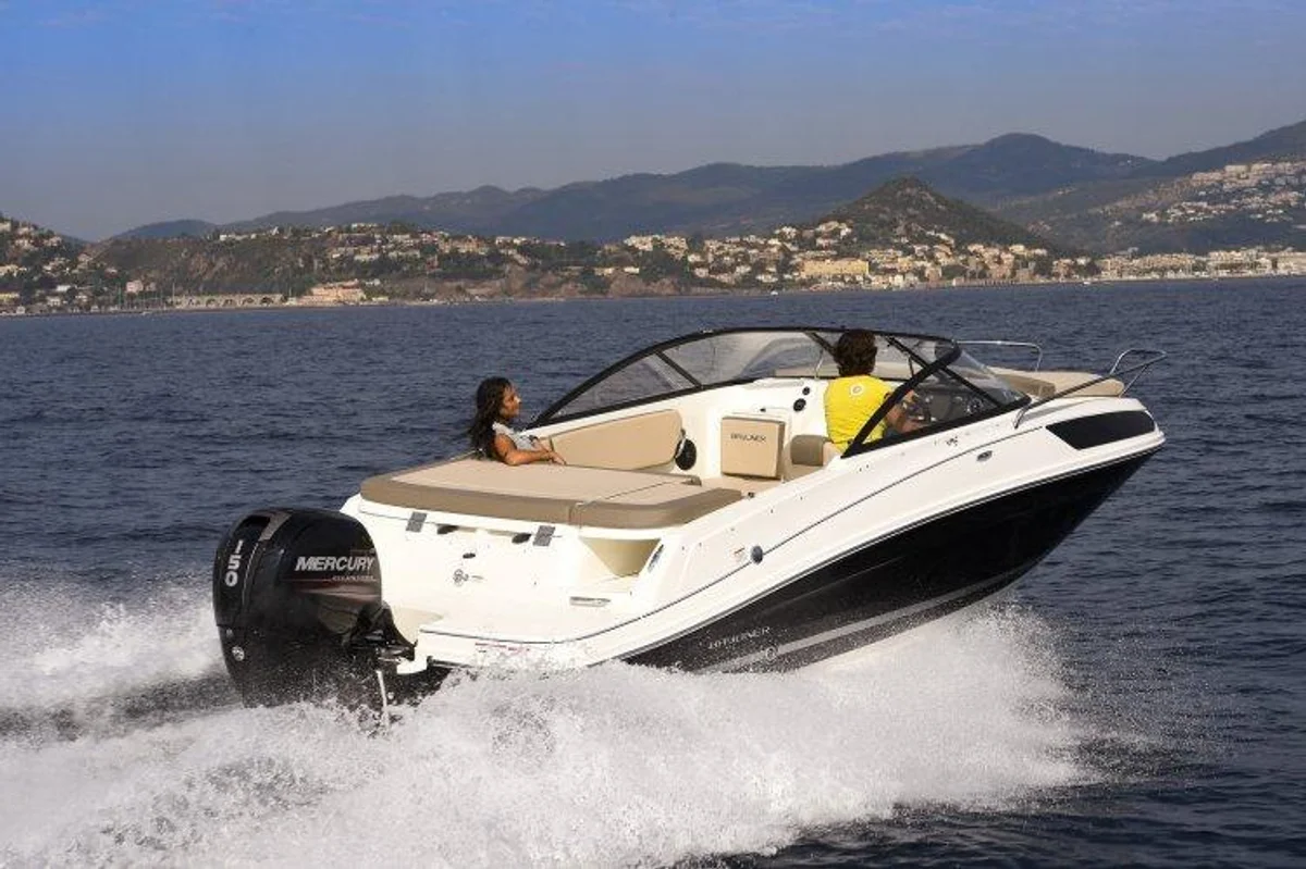 Bayliner VR5 Cuddy Outboard 2021 boat specs