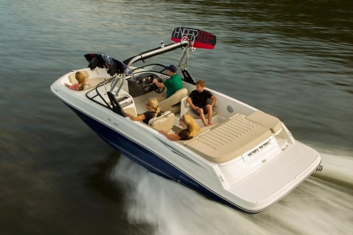 Bayliner VR6 Inboard 2021 boat specs