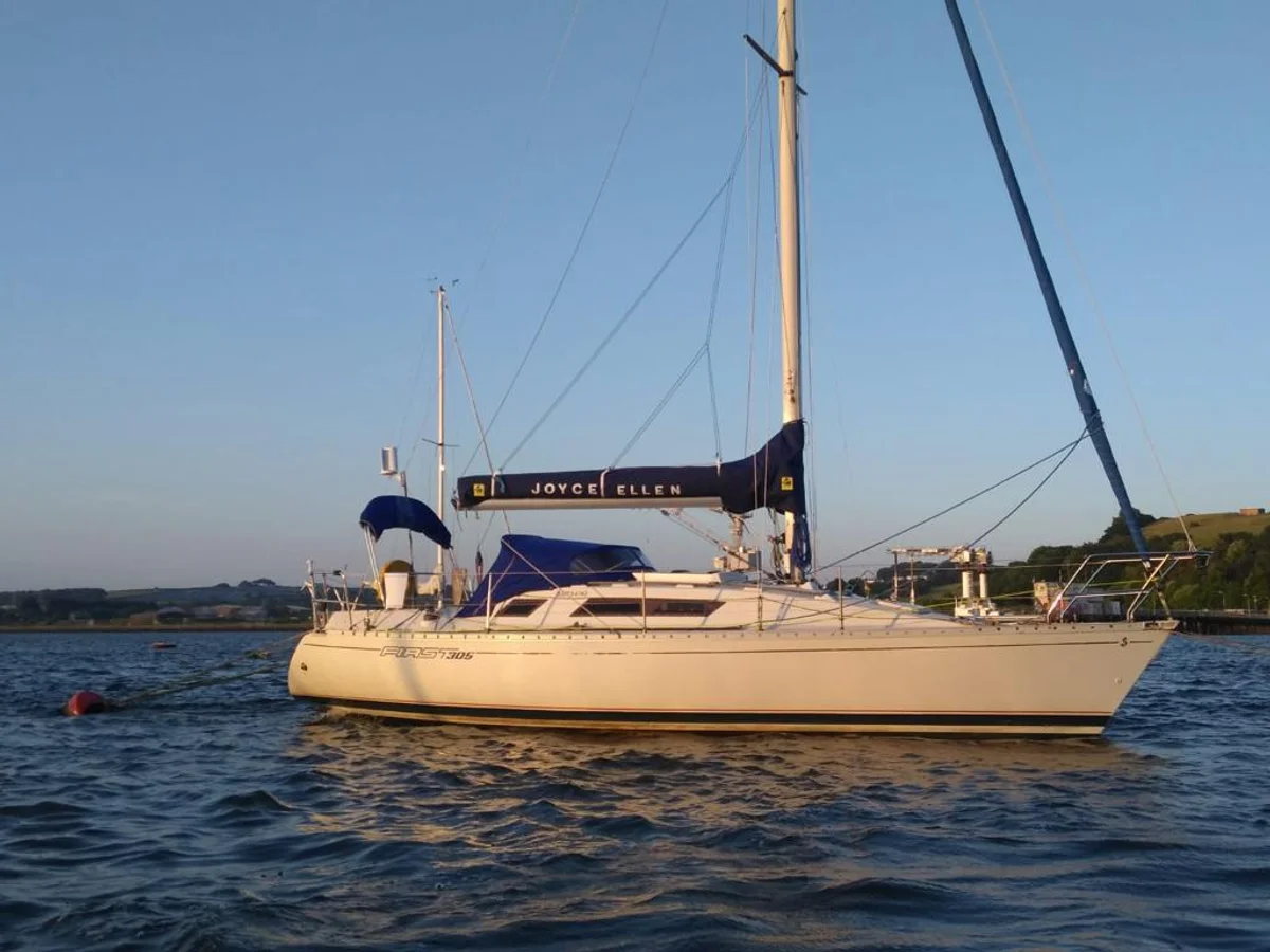 Beneteau First 305 1984 boat specs