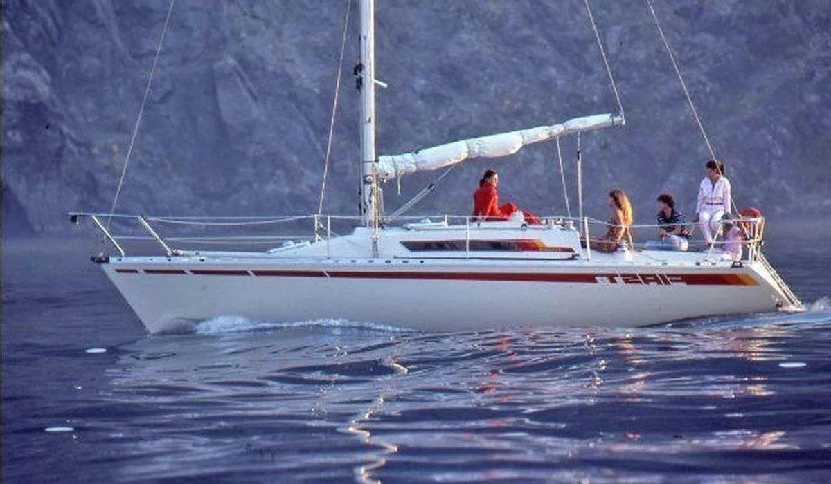 Beneteau First 32 1980 boat specs