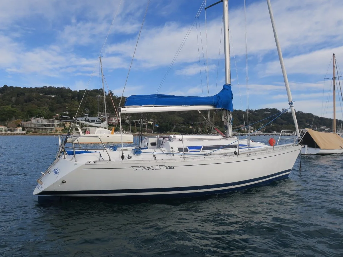 Beneteau First 325 1984 boat specs