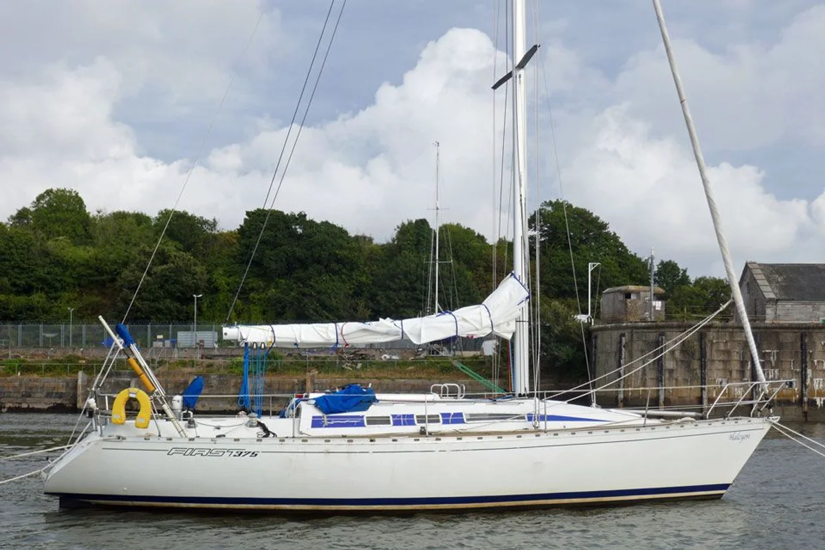 Beneteau First 375 1985 boat specs