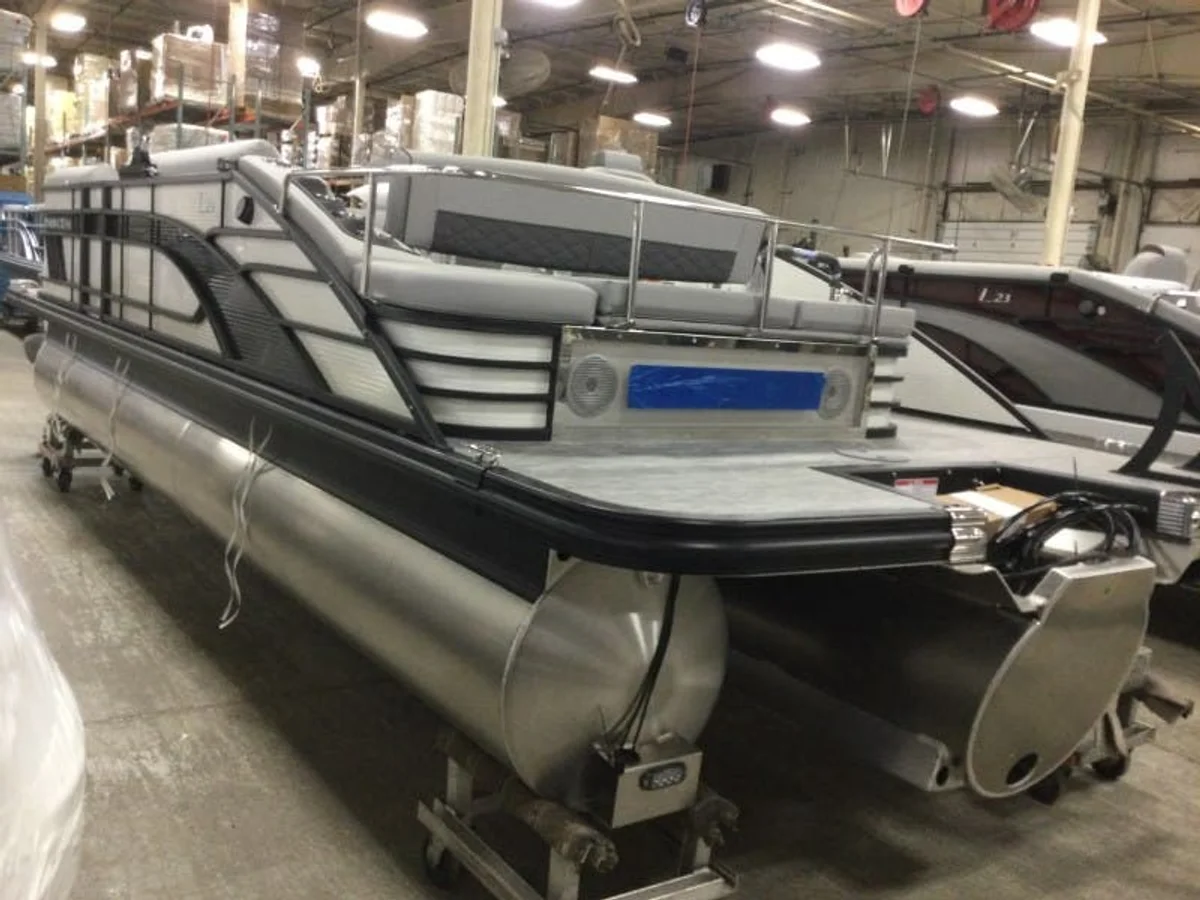 Bennington 23 LSB 2021 boat specs