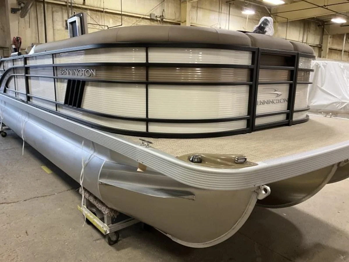 Bennington 23 LSB 2022 boat specs