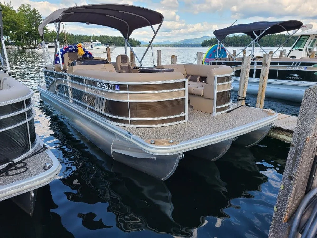 Bennington 24 LSR 2022 boat specs