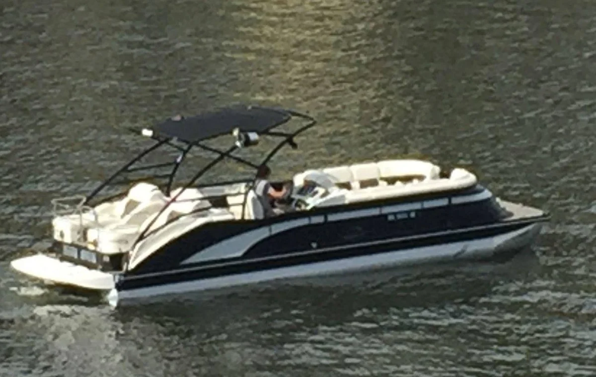 2575 QCW I/O Boat Specs