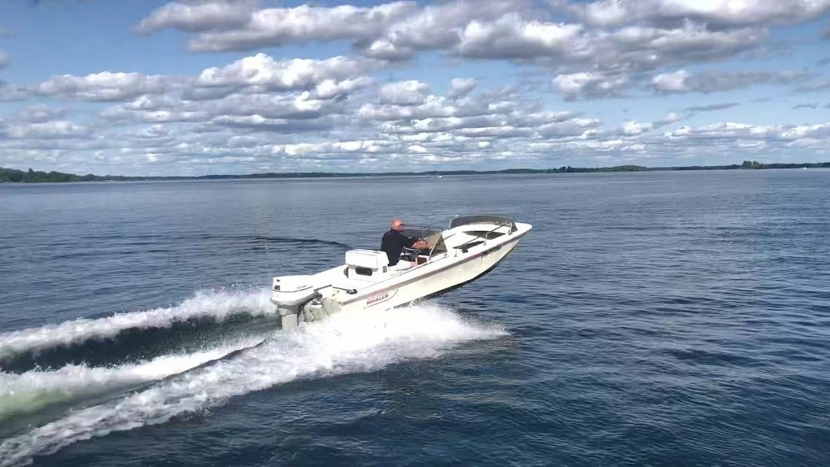 Boston Whaler 17 Newport 1982 boat specs