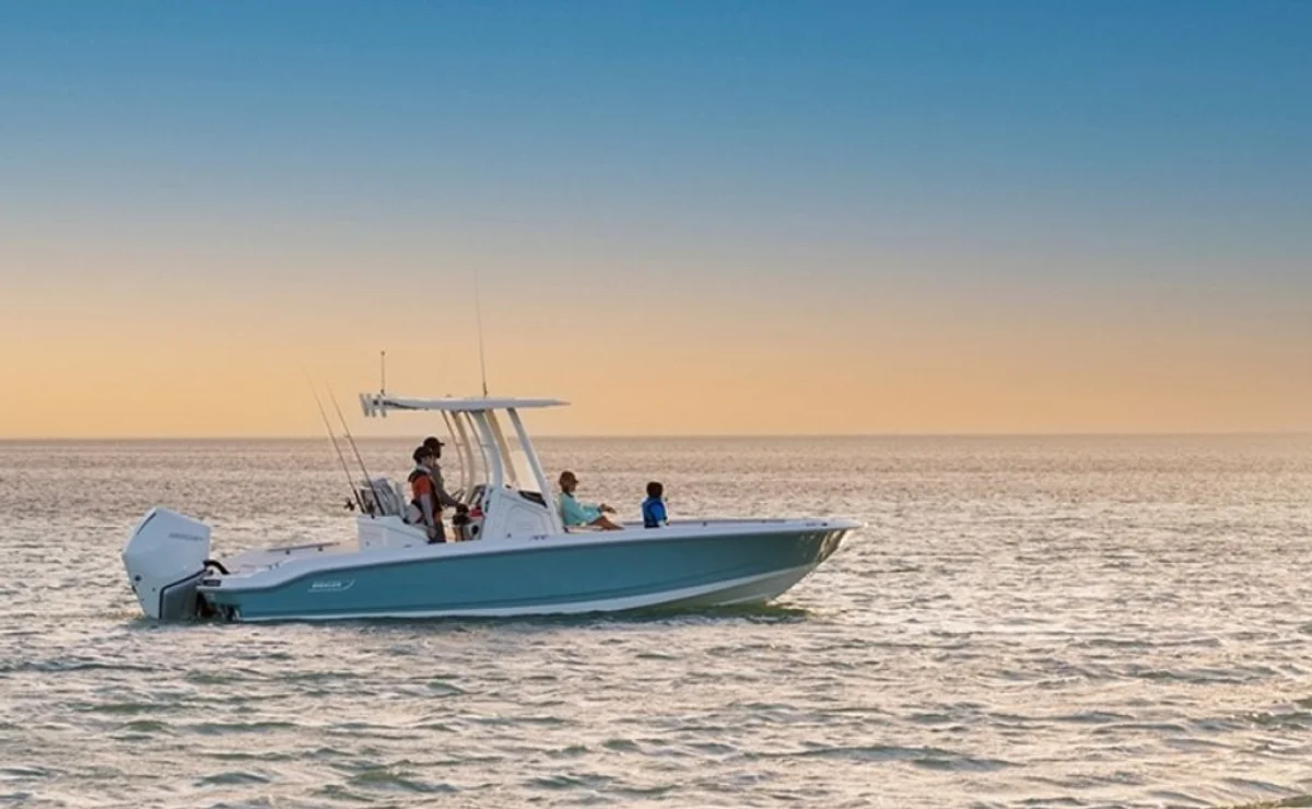 Boston Whaler 220 Dauntless 2022 boat specs