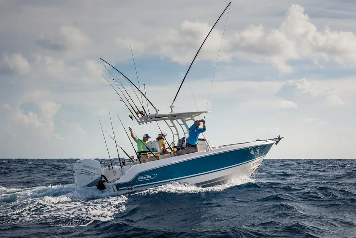Boston Whaler 230 Outrage 2022 boat specs