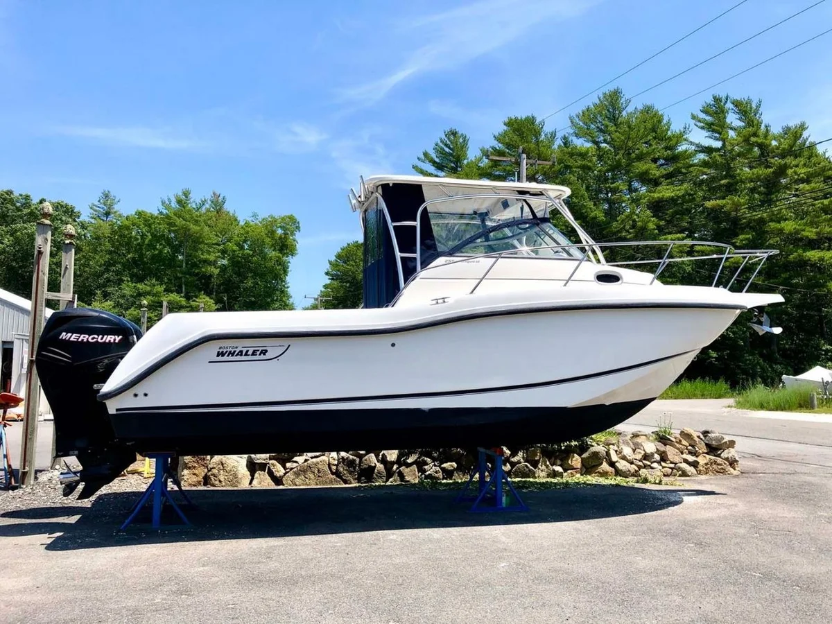 Boston Whaler 255 Conquest 2003 boat specs