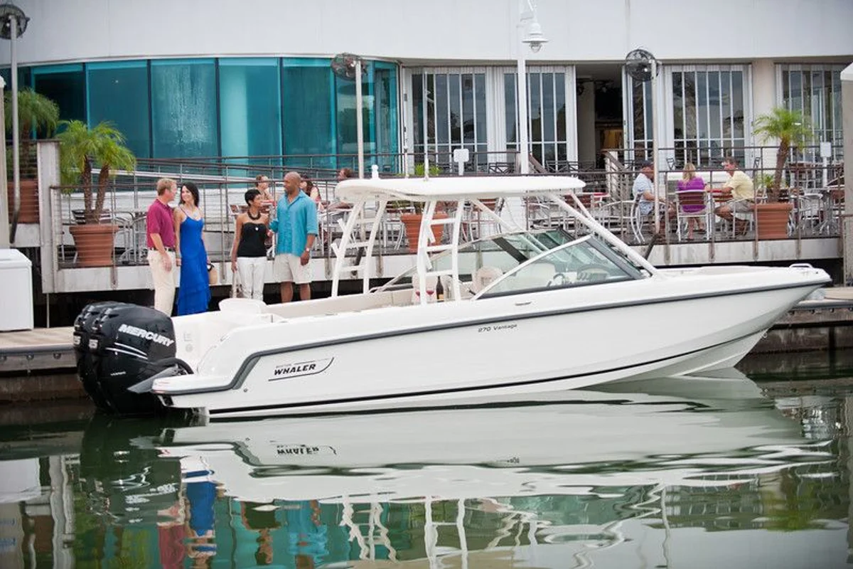 Boston Whaler 270 Vantage 2015 boat specs