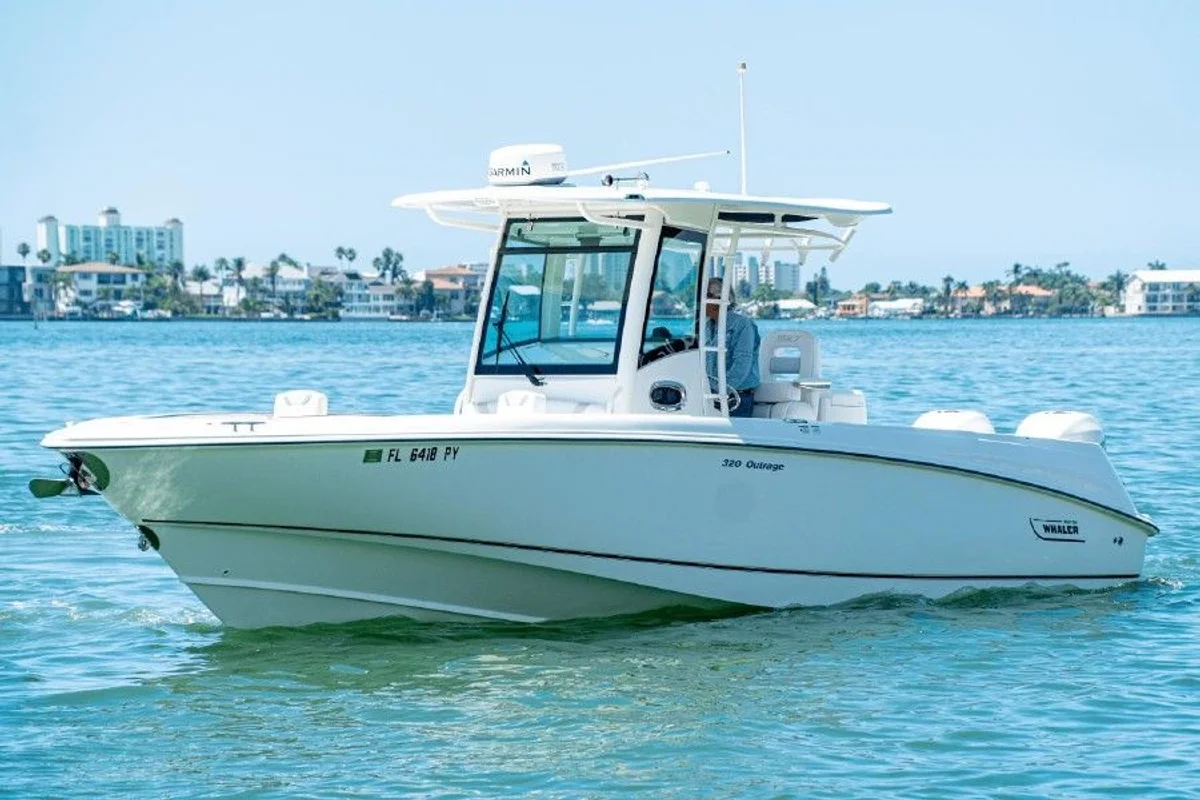 Boston Whaler 320 Outrage 2013 boat specs