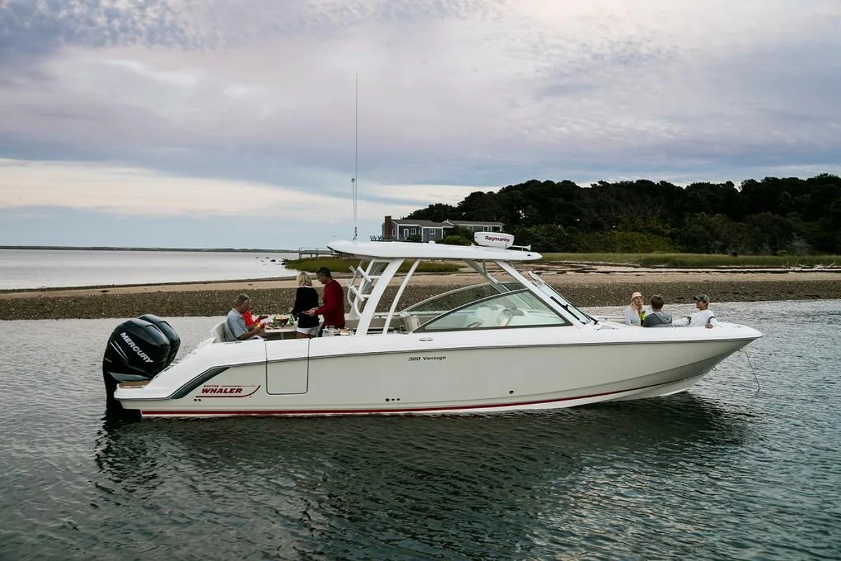 Boston Whaler 320 Vantage 2022 boat specs