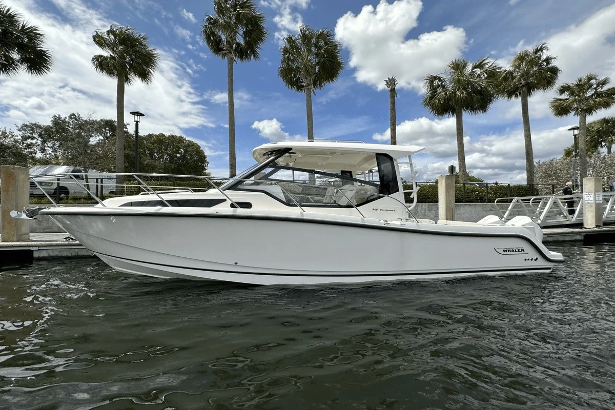 Boston Whaler 325 Conquest 2022 boat specs