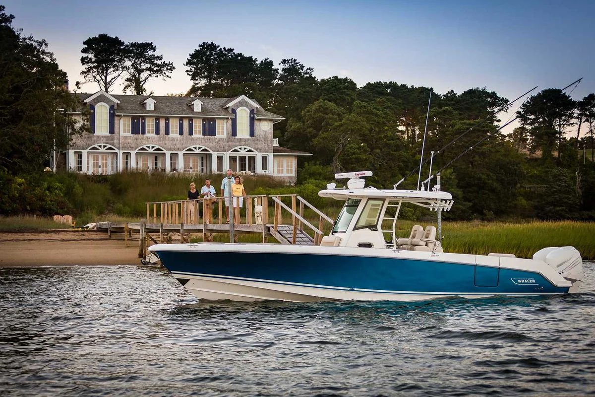 Boston Whaler 330 Outrage 2022 boat specs