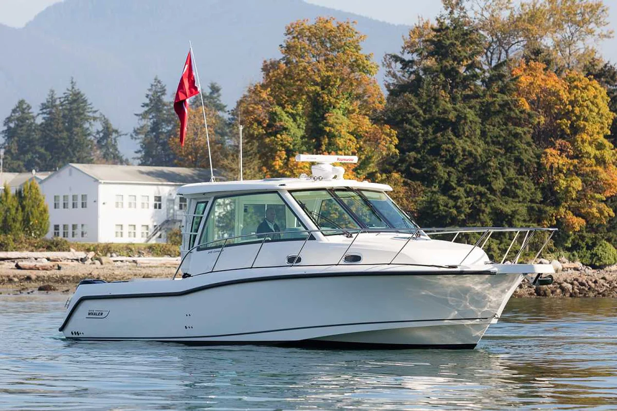 Boston Whaler 345 Conquest 2022 boat specs