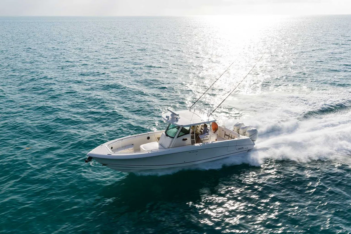 Boston Whaler 350 Outrage 2018 boat specs
