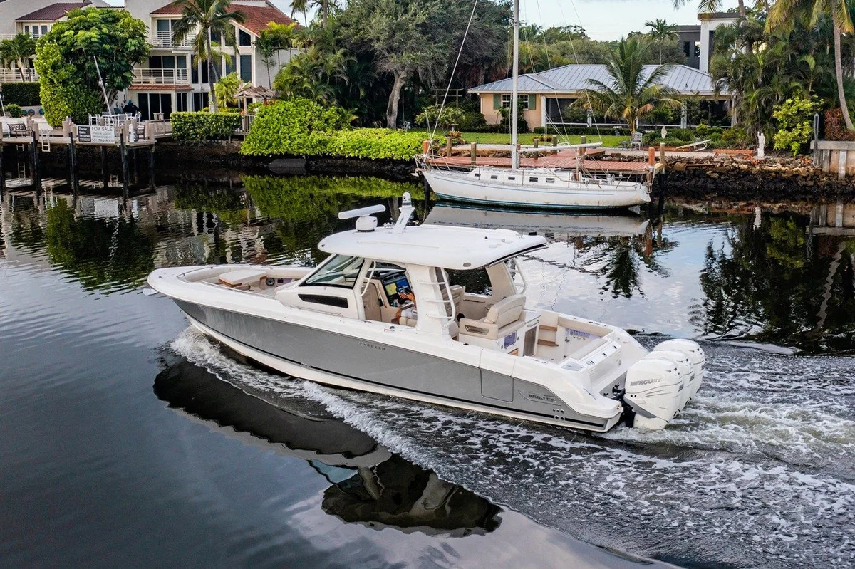 Boston Whaler 350 Realm 2022 boat specs