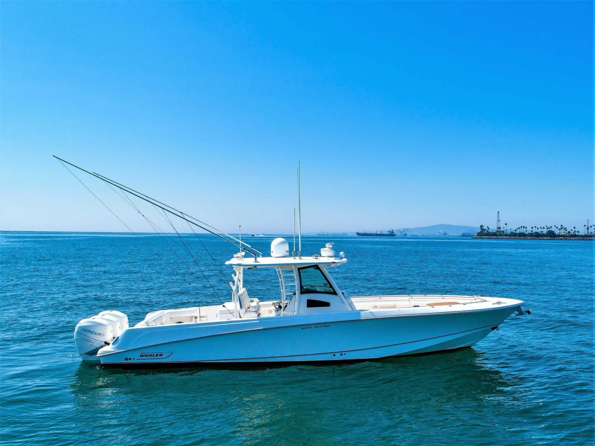 Boston Whaler 370 Outrage 2014 boat specs