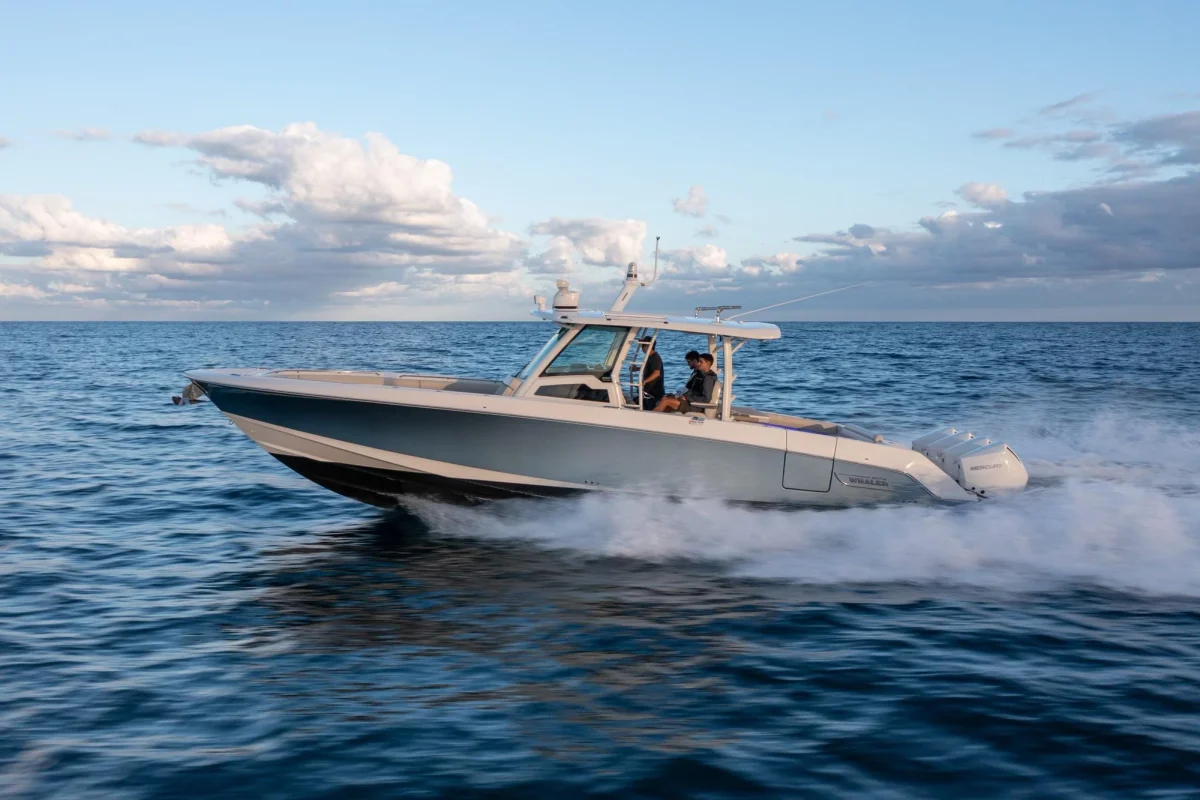Boston Whaler 380 Outrage 2022 boat specs