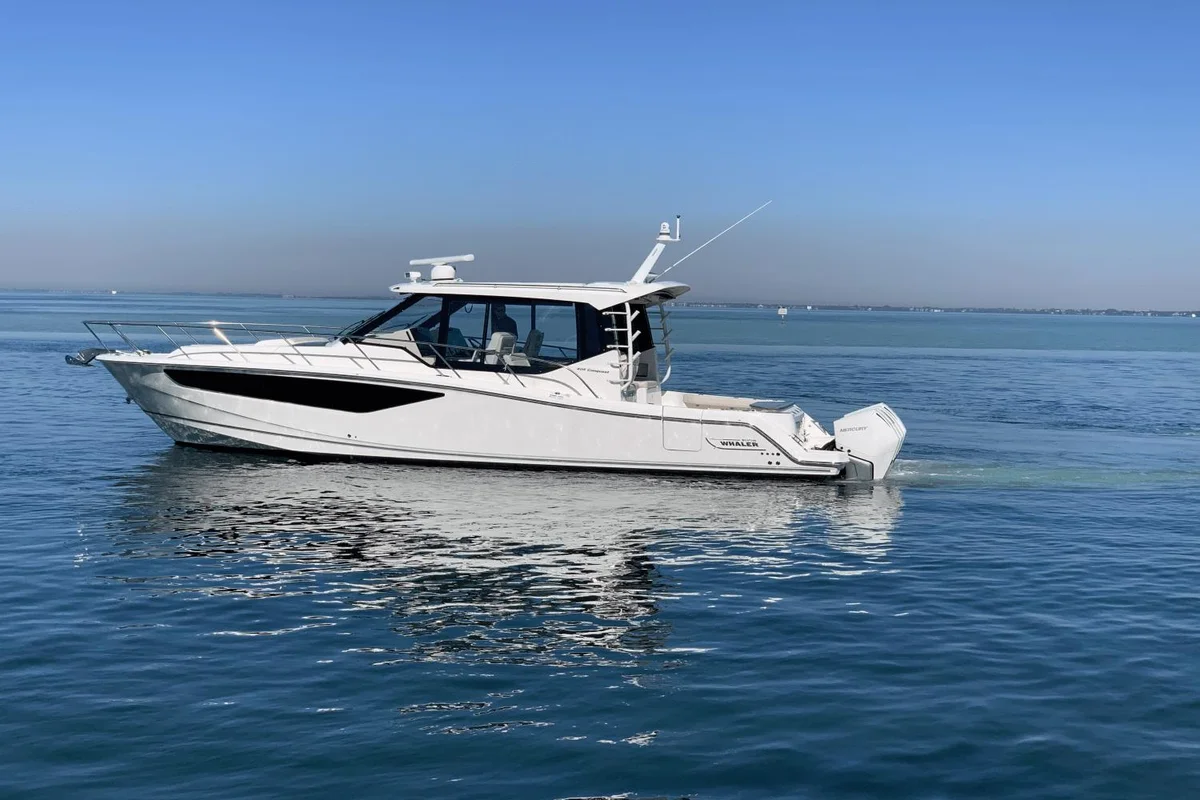 Boston Whaler 405 Conquest 2022 boat specs