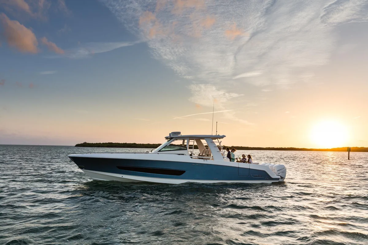 Boston Whaler 420 Outrage 2022 boat specs