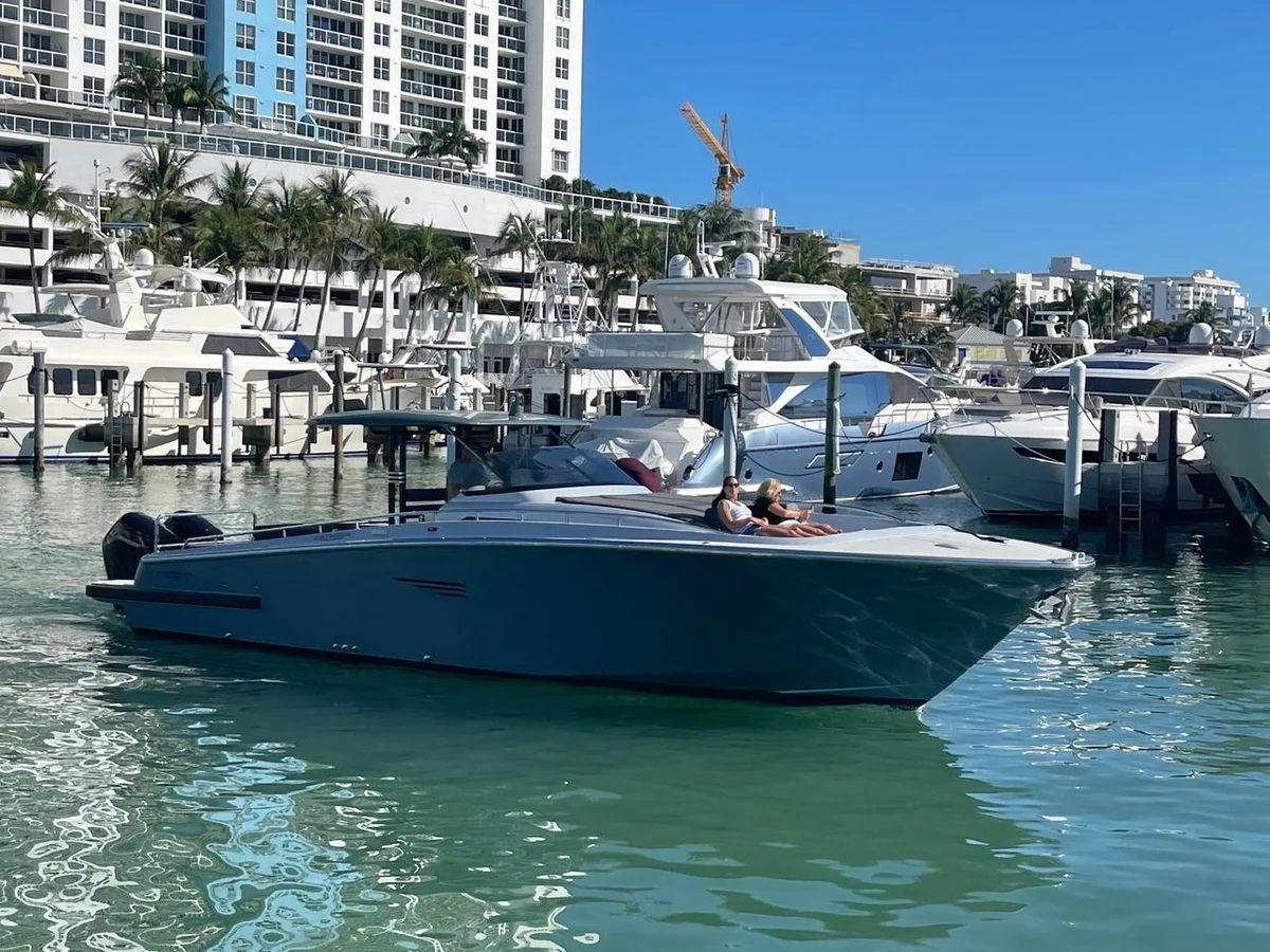 Canados Gladiator 431 Walk-Around 2022 boat specs