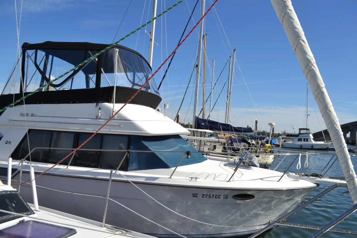 Carver Yachts COMMAND BRIDGE 1992 boat specs