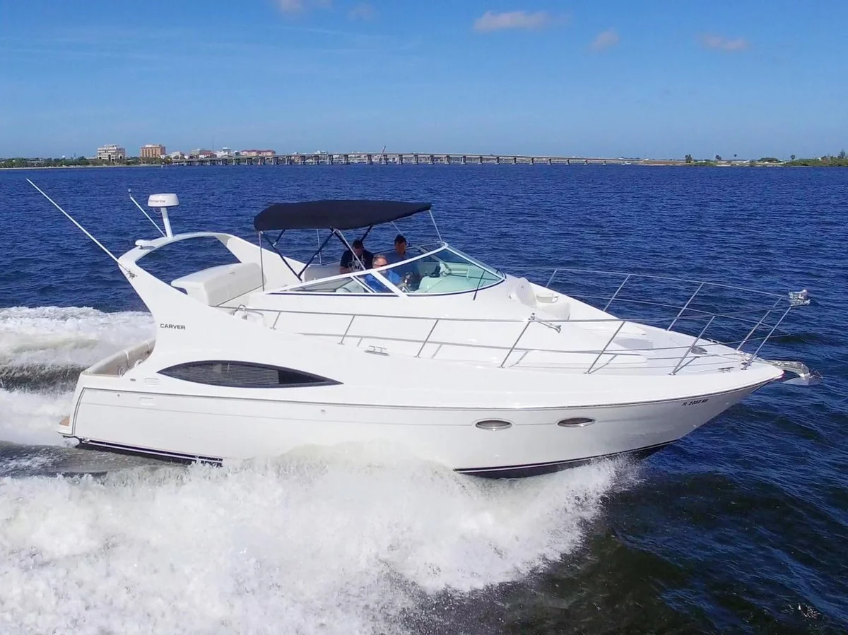 Carver Yachts Mariner 1997 boat specs