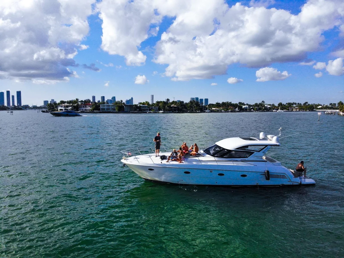Carver Yachts Trojan 440 Express 2000 boat specs