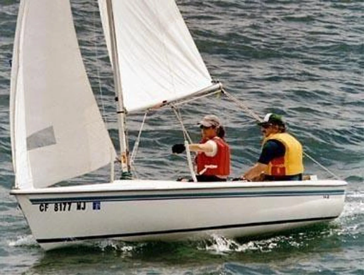 Catalina Yachts 14.2 2022 boat specs