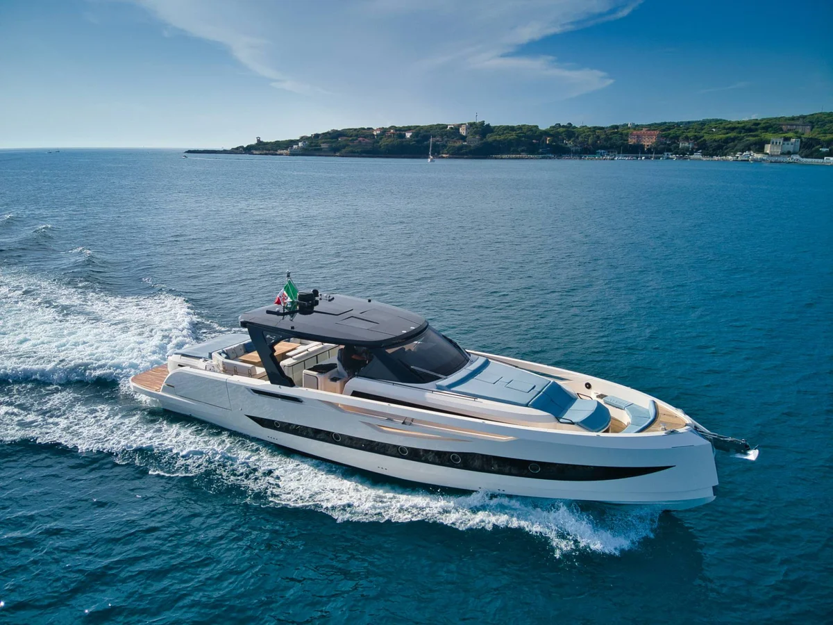 Cayman Yachts 540WA Walk Around 2022 boat specs