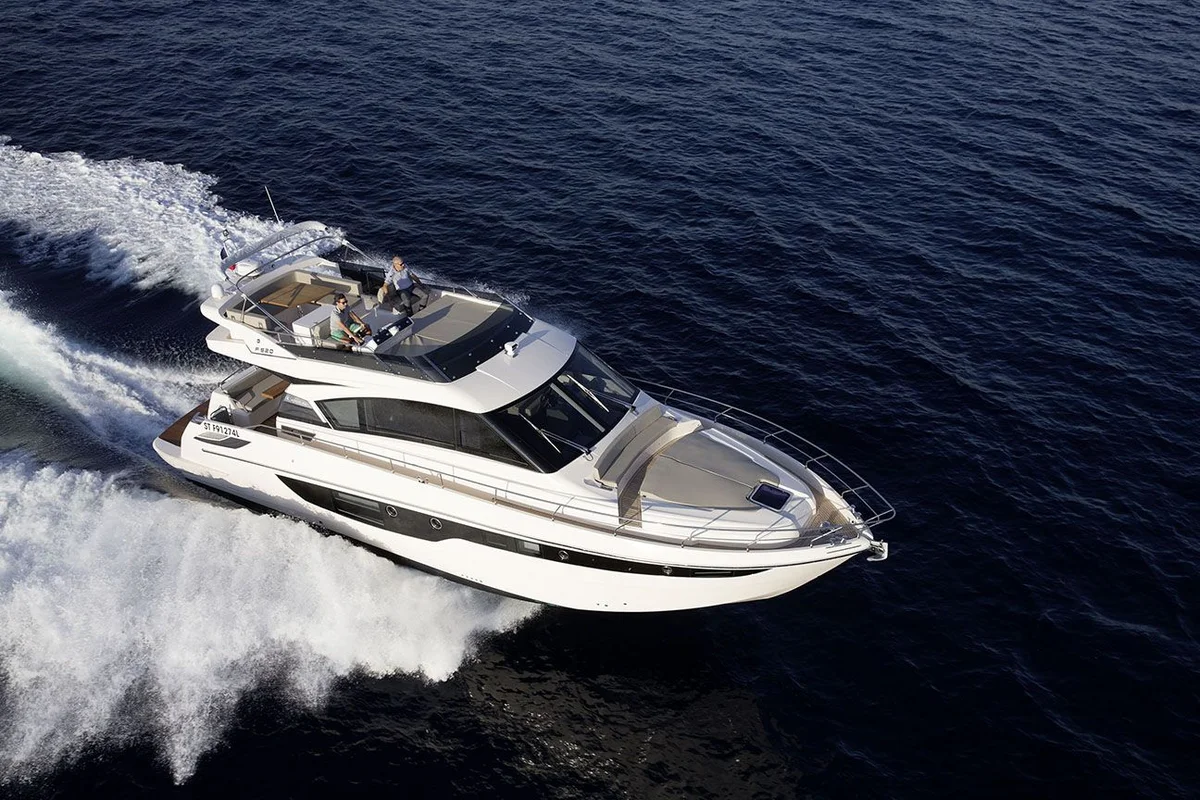Cayman Yachts F520 Flybridge 2019 boat specs