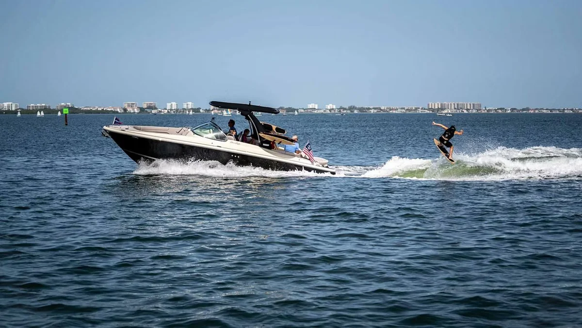Chris-Craft Launch 28 GT 2022 boat specs