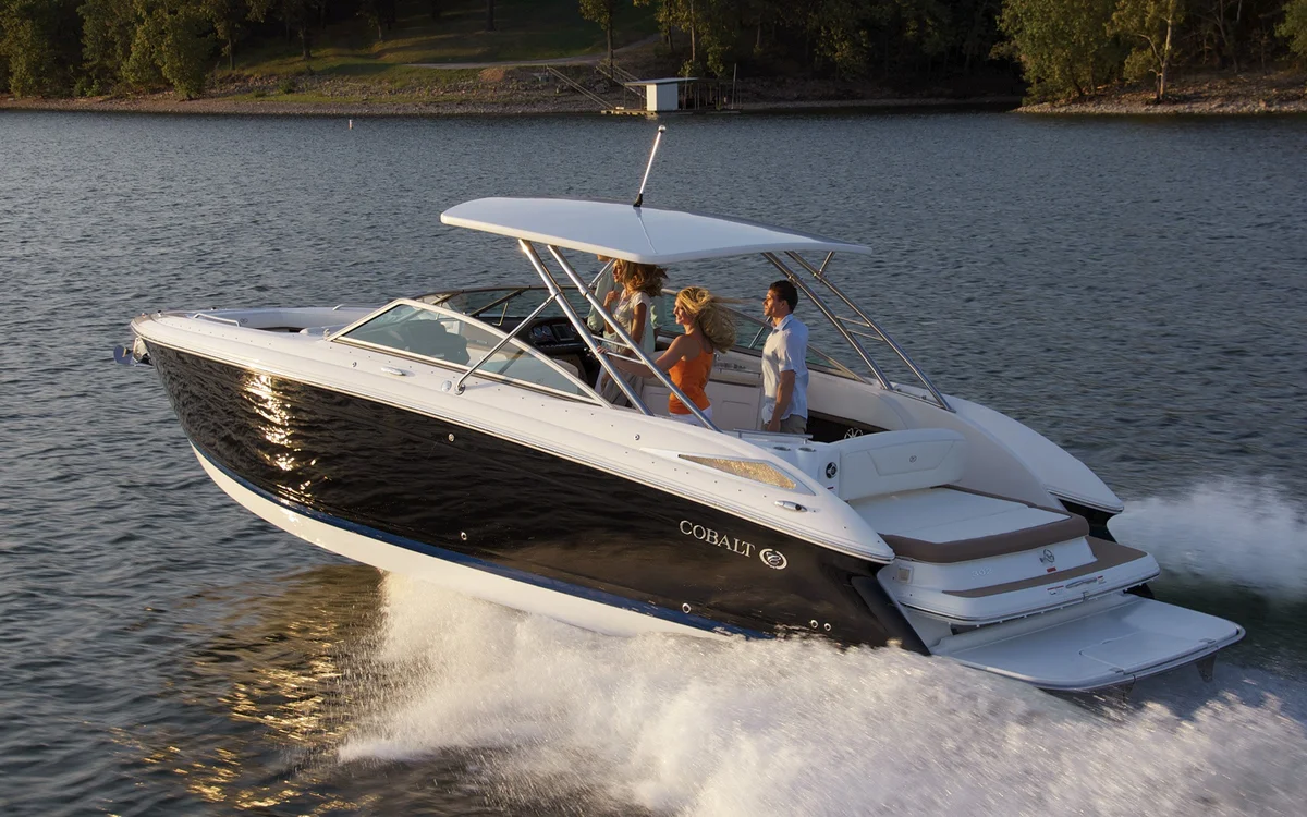 Cobalt Boats 302 2016 boat specs