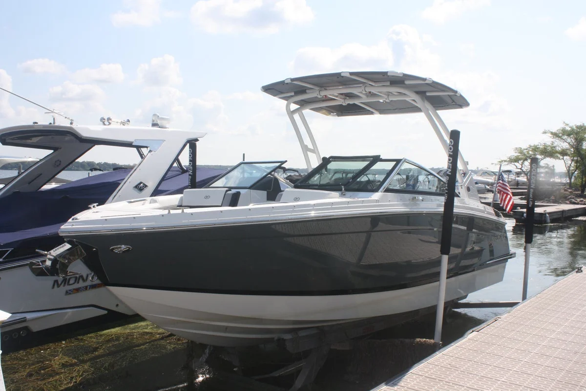 Cobalt Boats R Series R6 2022 boat specs