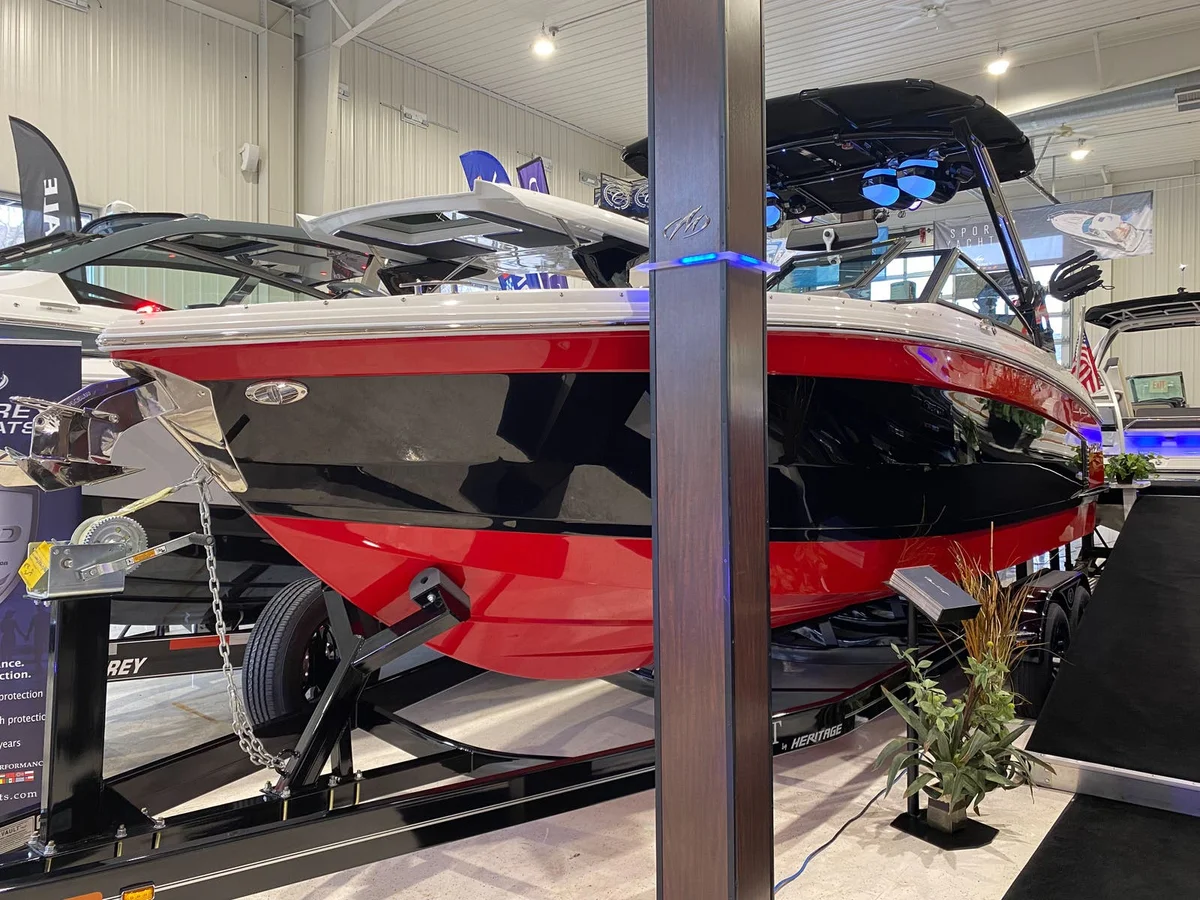 Cobalt Boats R Series R8 SURF 2022 boat specs