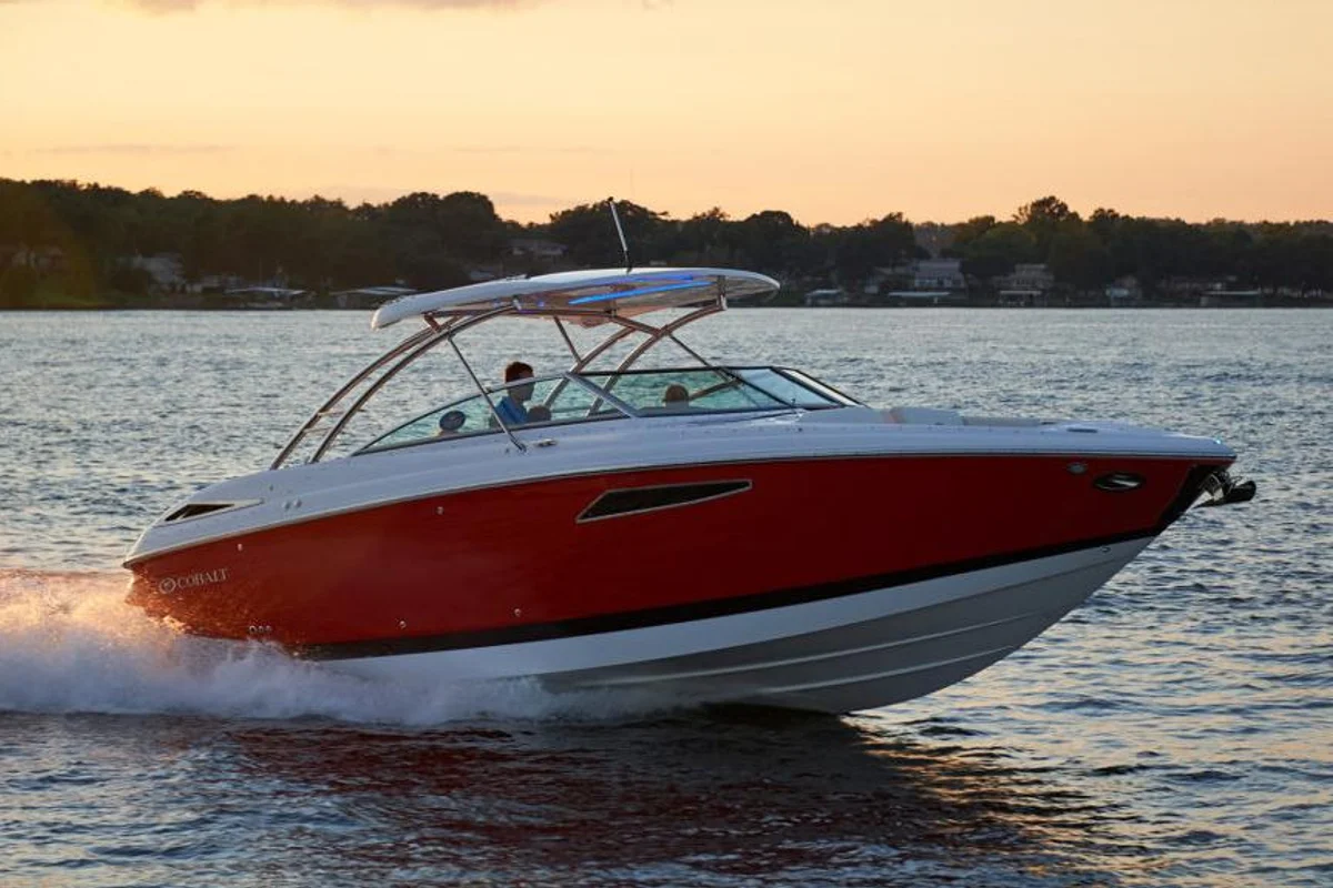 Cobalt Boats R35 2022 boat specs
