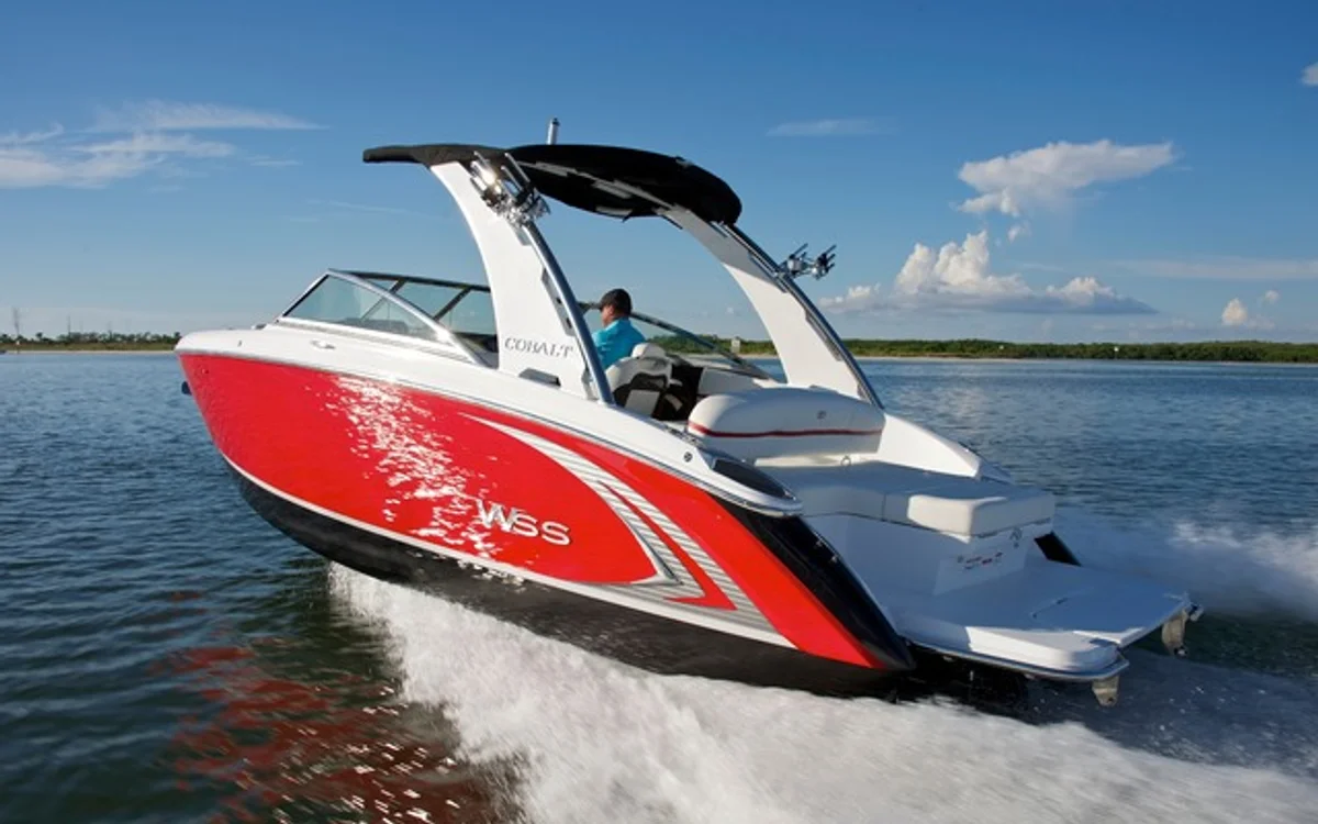 Cobalt Boats R5 2015 boat specs