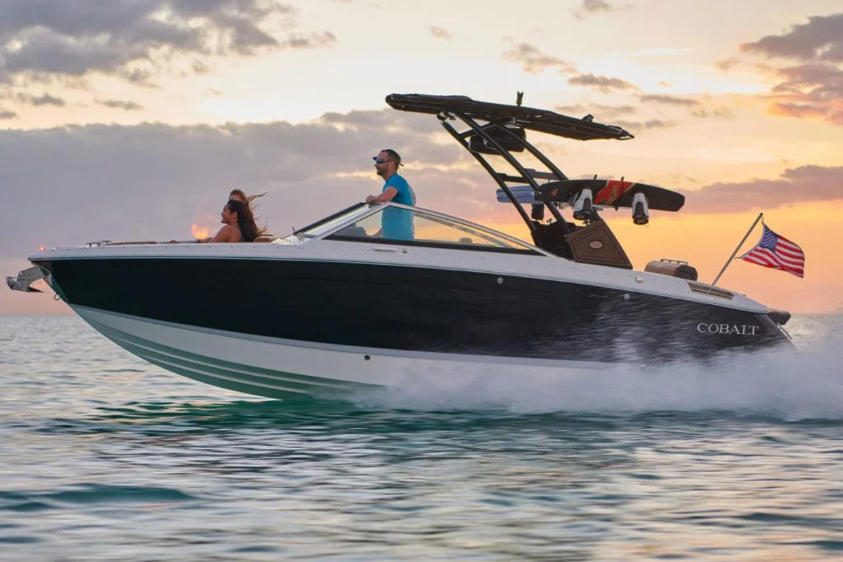 Cobalt Boats R6 2022 boat specs