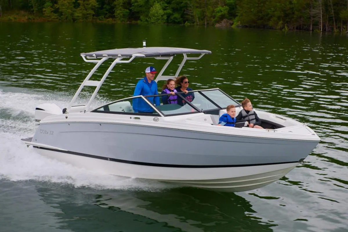 Cobalt Boats R6 Outboard 2022 boat specs