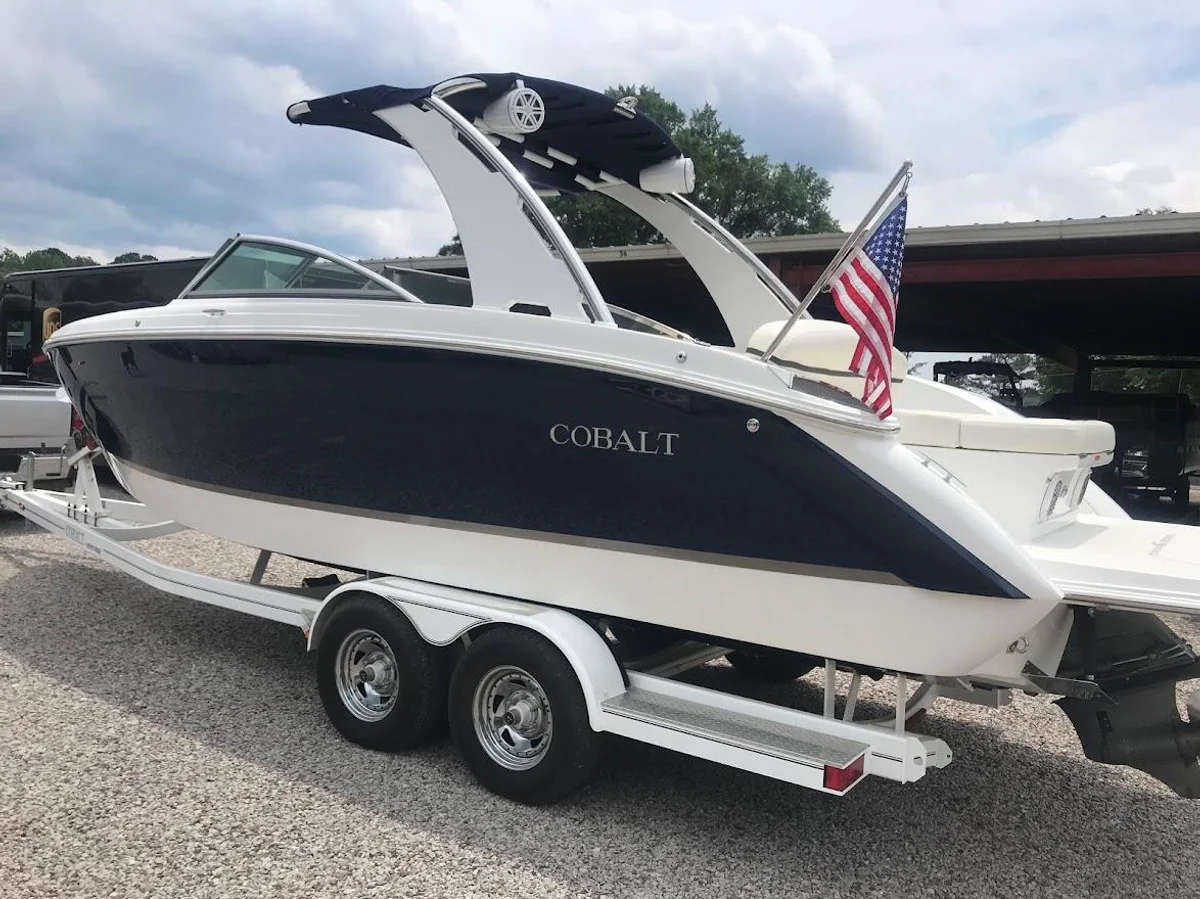 Cobalt Boats R7 2015 boat specs